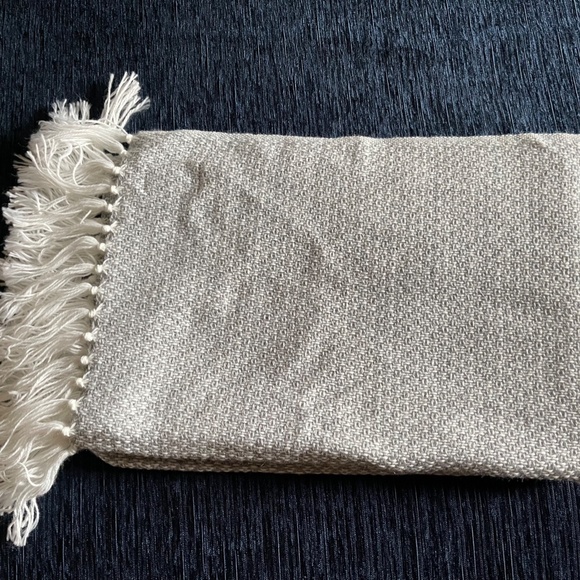 Pedsa Alpaca gray and white fringe scarf. Made in Peru - Picture 3 of 8